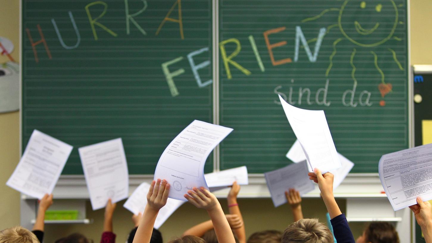 Aufgepasst: Das Schuljahr 2020/21 endet bereits an einem Donnerstag - und nicht, wie gewohnt, an einem Freitag. Aufgepasst: Das Schuljahr 2020/21 endet bereits an einem Donnerstag - und nicht, wie gewohnt, an einem Freitag.