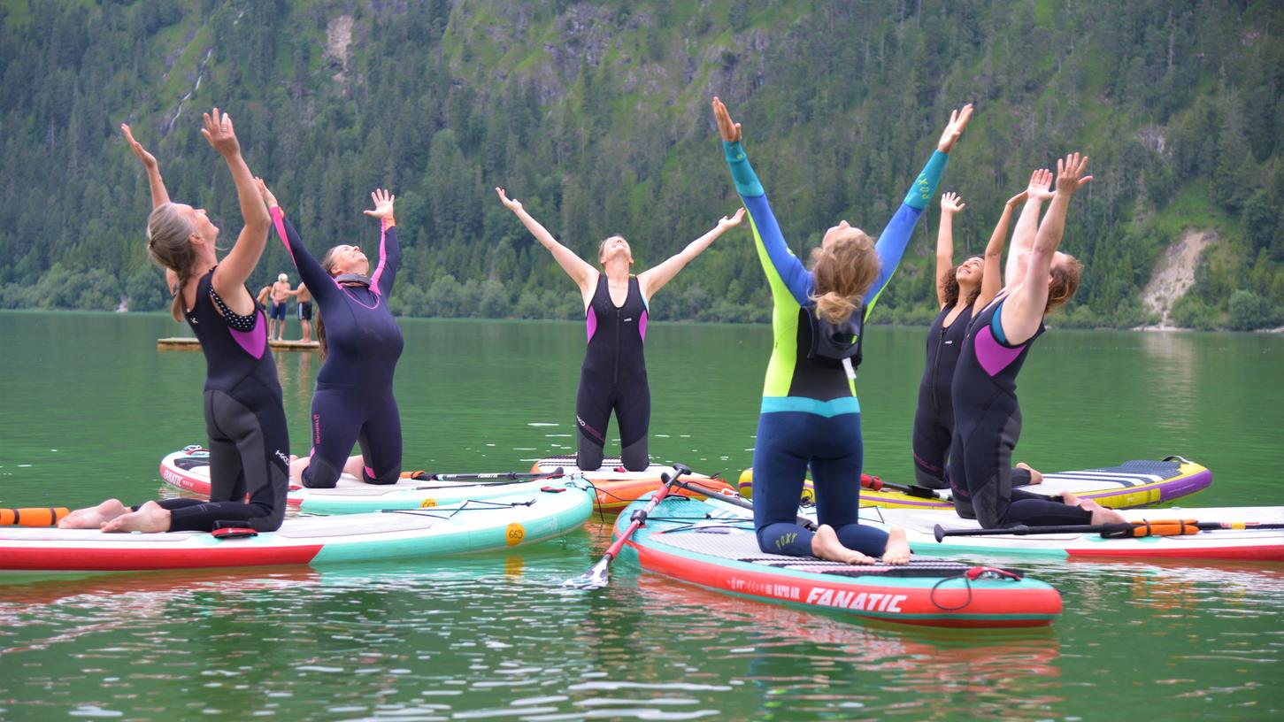 Dieser Sport ist ja an sich schon anstrengend, hier muss man auch noch die Balance auf schwimmenden Brettern halten.
Dieser Sport ist ja an sich schon anstrengend, hier muss man auch noch die Balance auf schwimmenden Brettern halten.