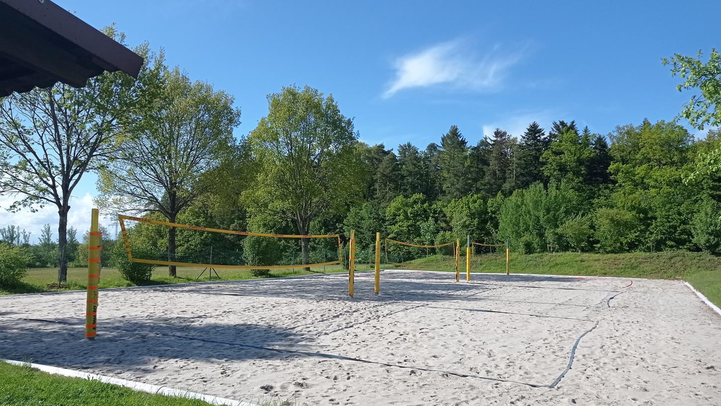 Noch liegen sie leer da, die inzwischen drei Beachvolleyballplätze des SV Postbauer – am Samstag sollen sie aber umlagert sein, hofft man beim Verein.
Noch liegen sie leer da, die inzwischen drei Beachvolleyballplätze des SV Postbauer – am Samstag sollen sie aber umlagert sein, hofft man beim Verein.