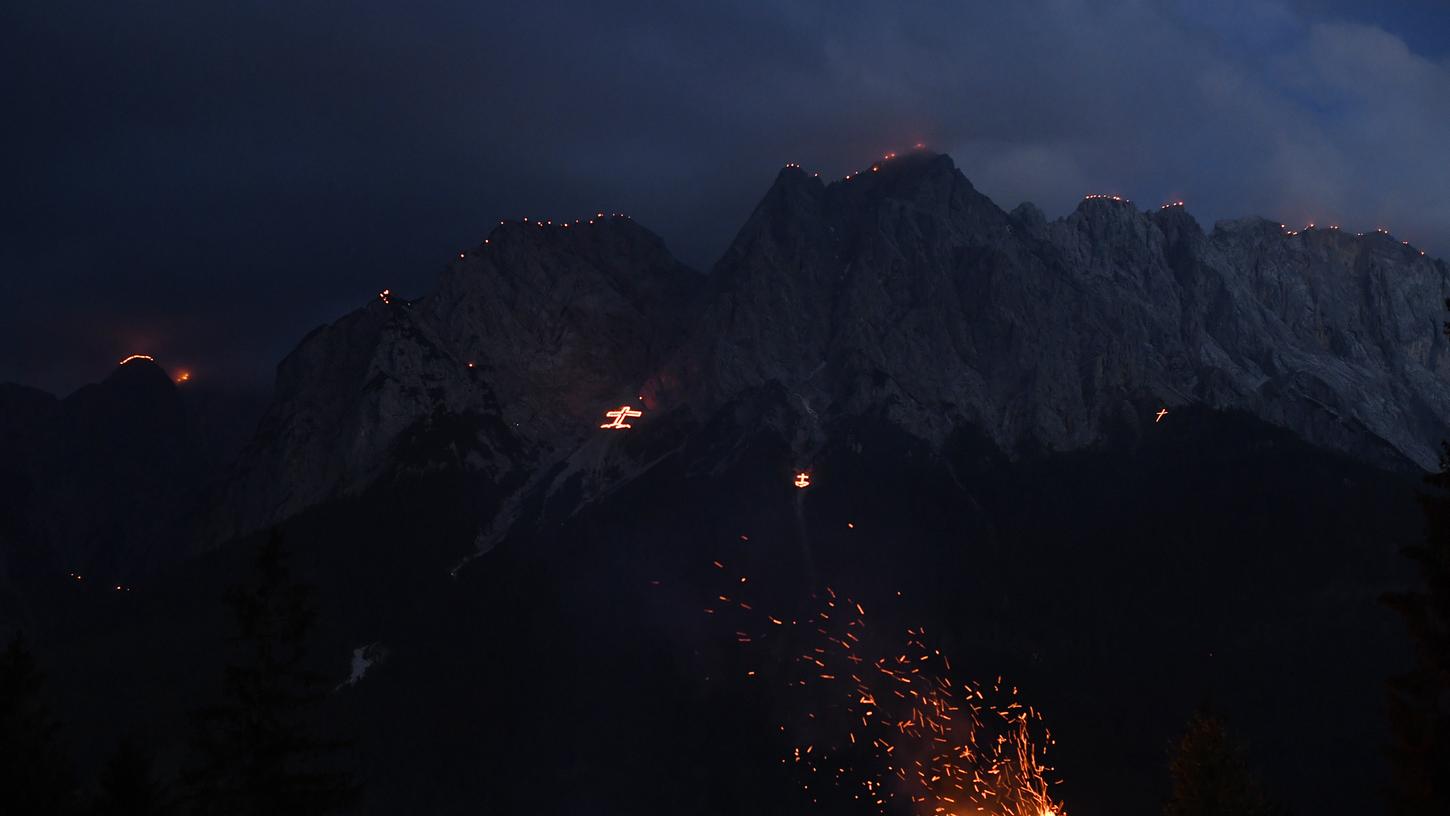 Johannifeuer brennen am Vorabend des Johannitages auf den Gipfeln des Wettersteingebirges. 