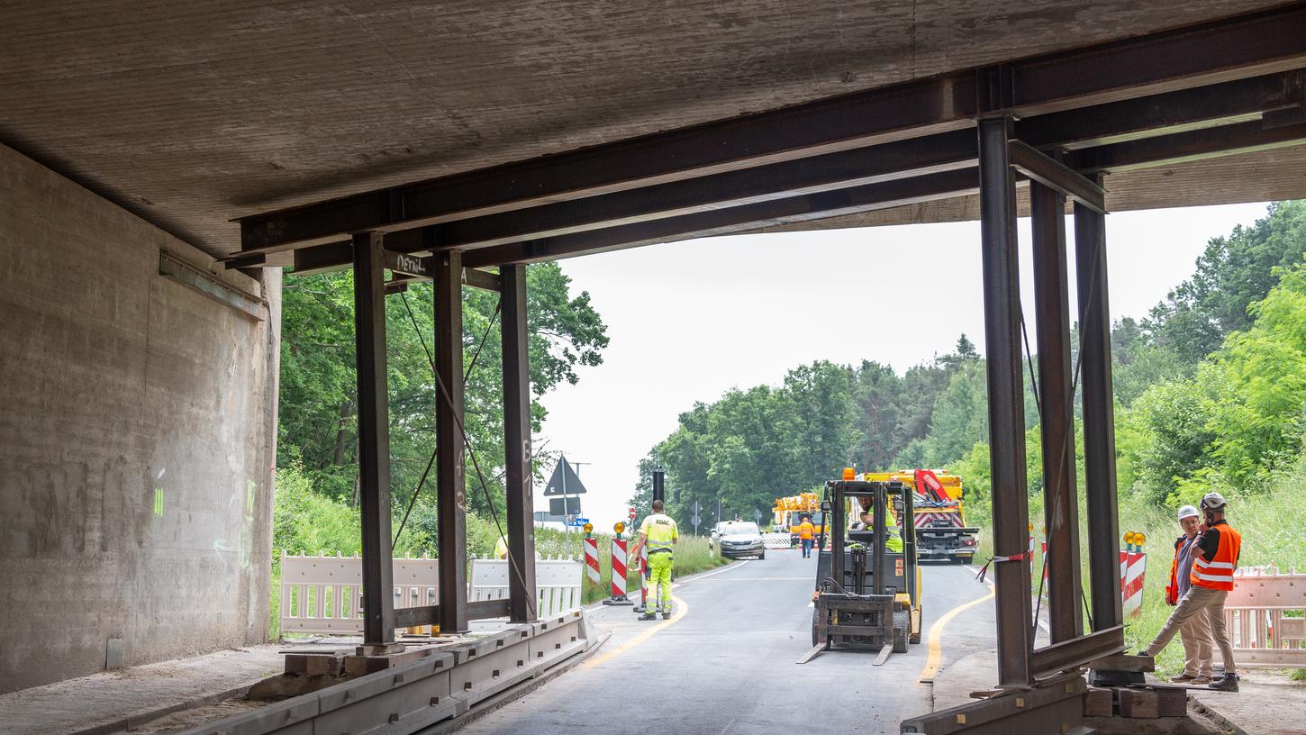 Schwer beschädigt wurde eine Unterführung auf der A3 zwischen Nackendorf und Mühlhausen, als ein Schwertransporter, der einen  Bagger geladen hatte, gegen das Bauwerk krachte.