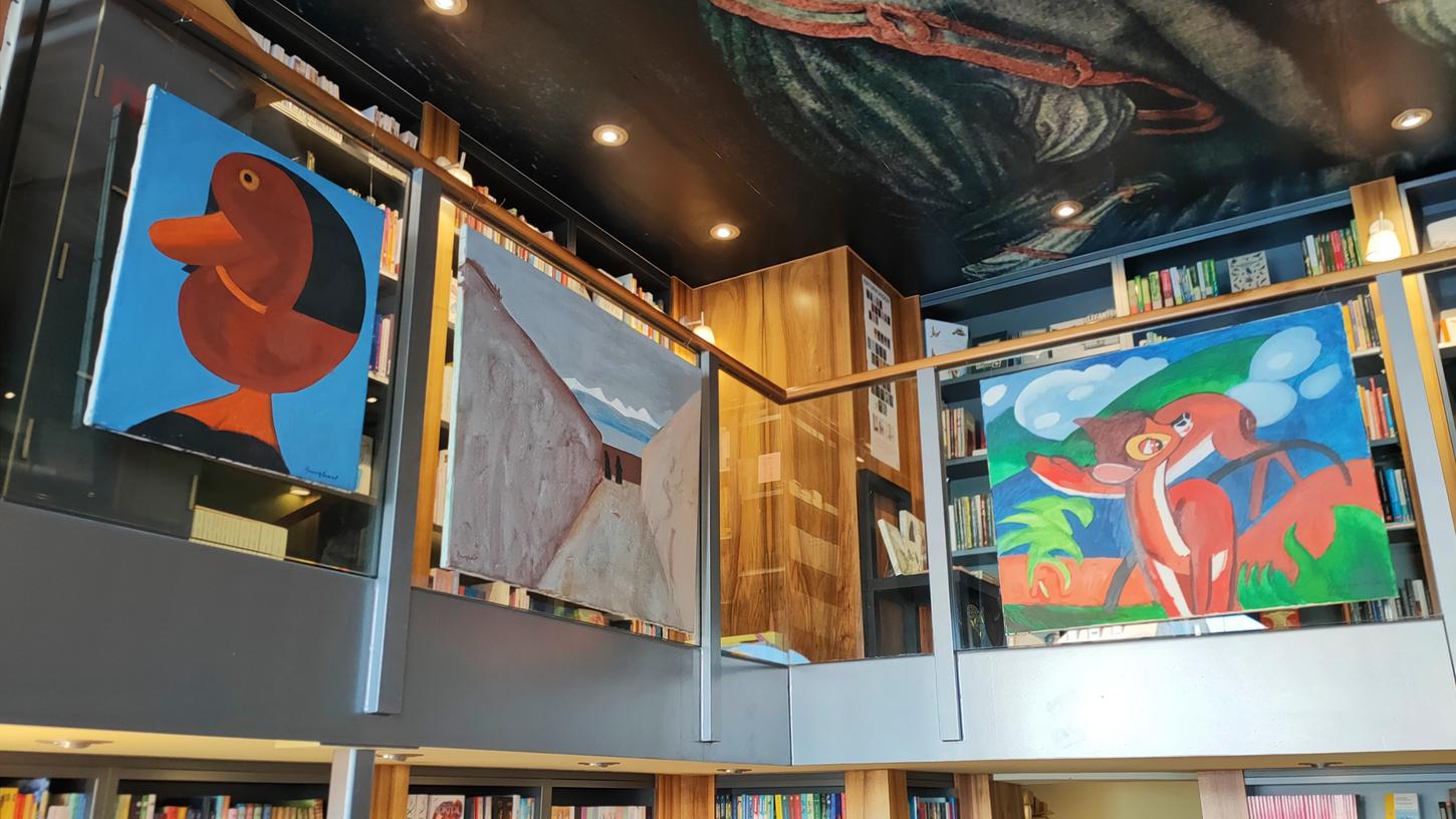 Ein Blick in die Buchhandlung Korn & Berg, wo die wiederentdeckten Bilder von Toni Burghart hängen.
