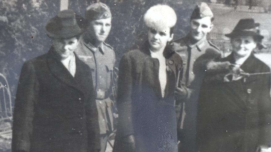 Karl Ruhmann (links) und "Sepp" Hildel (rechts) mit ihren Müttern und einer Bekannten (Mitte) kurz vor dem Abmarschbefehl an die Ostfront: Junge Männer, die in einem gnadenlosen Angriffskrieg zu dessen Opfern wurden.