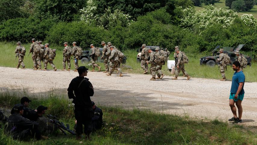 Helis und Waffen: In der Oberpfalz trainieren Soldaten für den Einsatz im Kosovo