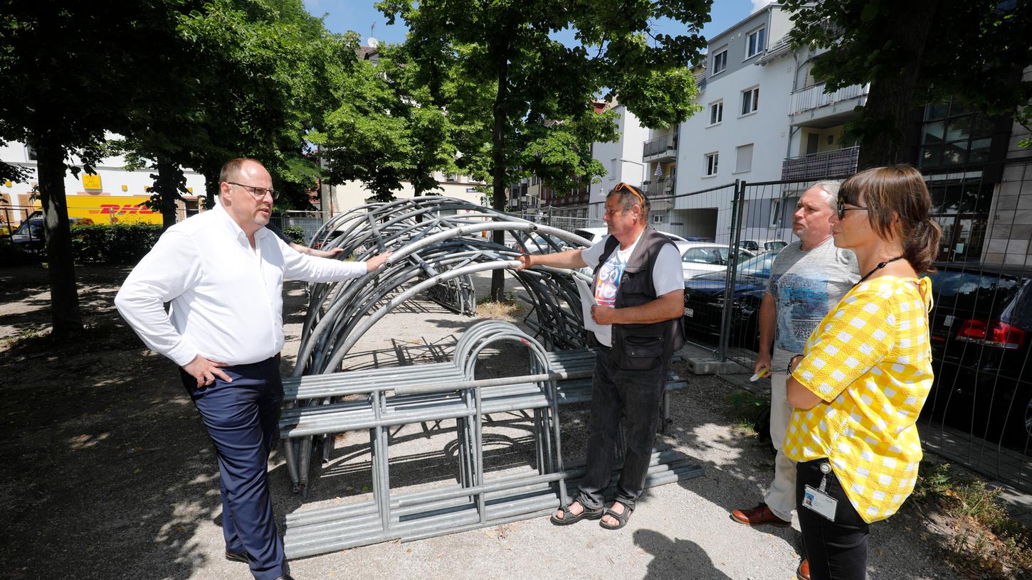 Die Rankgerüste vom Jamnitzerplatz bekommen einen neuen Einsatzort. Bürgermeister Christian Vogel (von links) übergibt Bauteile an Wilhelm Wiesner von GOkultur sowie Lars Frenzke und Delia Anders vom Garten Netzwerk Nürnberg.