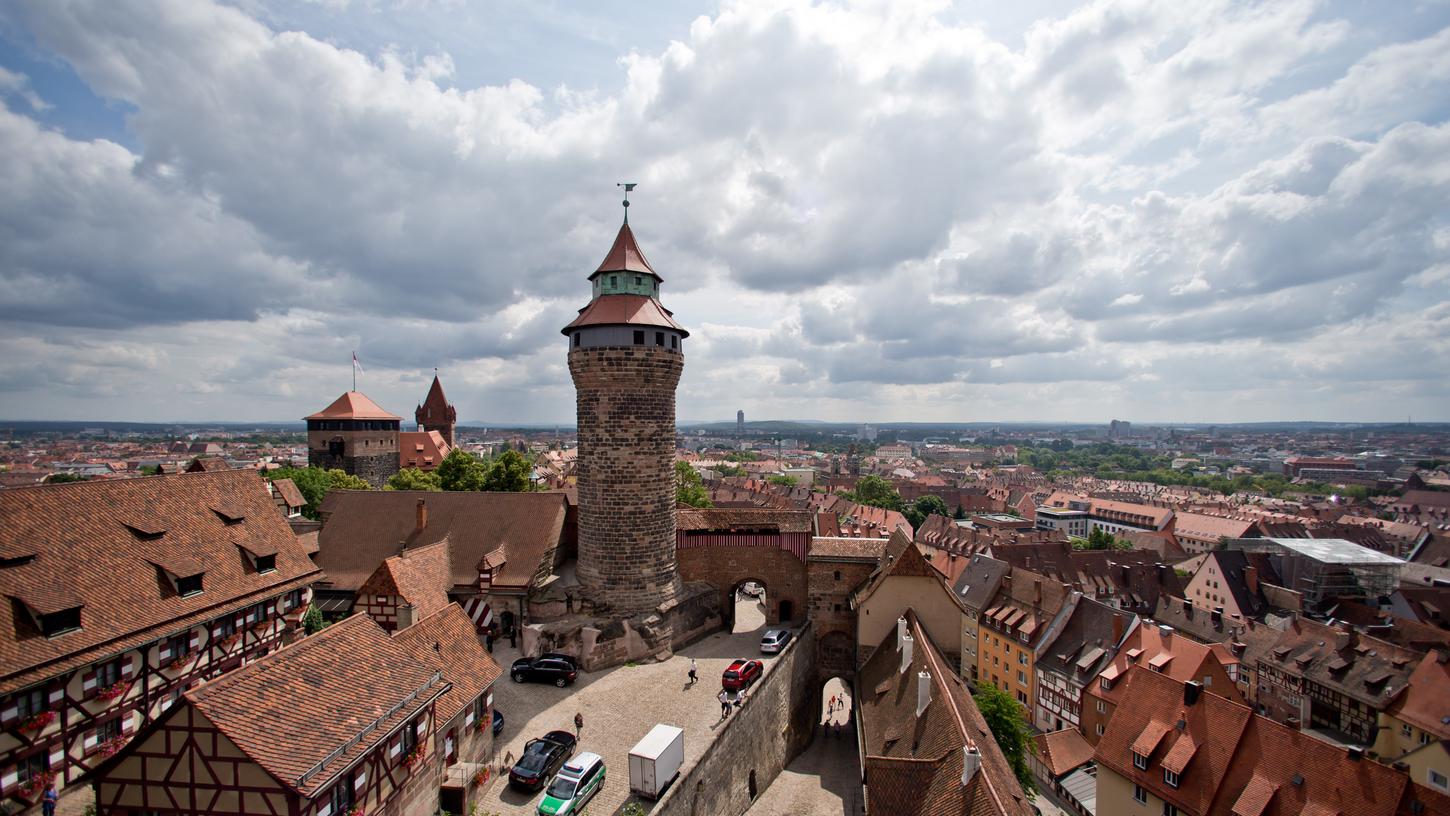 In luftiger Höhe auf der Kaiserburg weht die Deutschlandfahne. Normalerweise zumindest. 