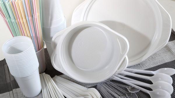 Ab dem 3. Juli ist die Herstellung von Einwegartikeln aus Plastik EU-weit nicht mehr erlaubt. Darunter fallen zum Beispiel: Besteck, Geschirr, Strohhalme und Kaffee-Rührstäbchen aus Kunststoff. Das gilt auch für To-go-Getränkebecher und Wegwerf-Essensbehälter aus Styropor. Nicht nur im Bereich Essen und Trinken sind etliche Produkte betroffen. Auch Wattestäbchen und Halterungsstäbe für Luftballons aus Kunststoff sind untersagt. Der Handel darf vorhandene Ware noch abverkaufen, dann gilt ein Verkaufsverbot.