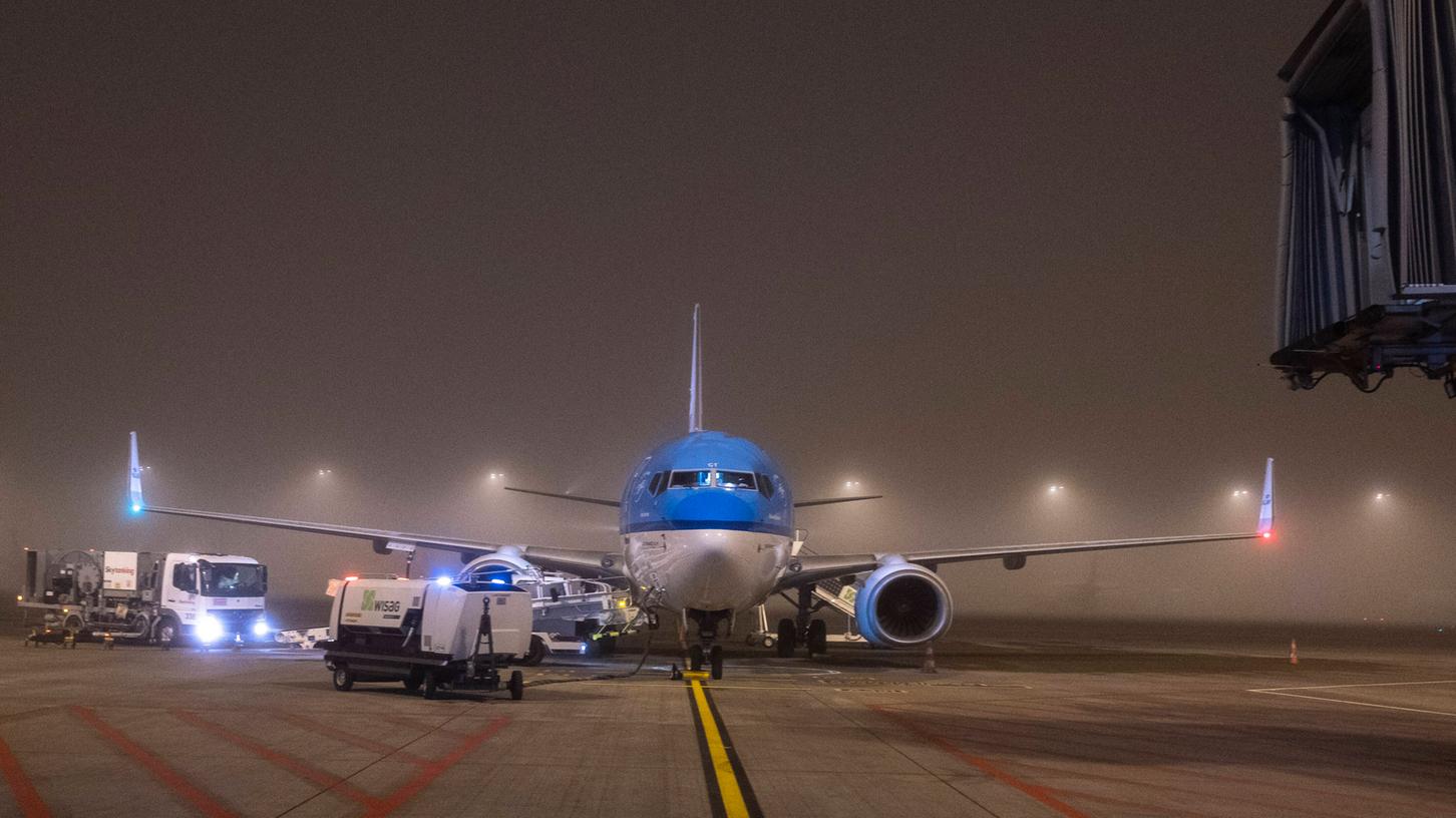 Ein Flugzeug der Air France/KLM steht auf dem Vorfeld des neuen Flughafens Berlin-Brandenburg: Nun fliegt die Airline auch Nürnberg wieder an.
Ein Flugzeug der Air France/KLM steht auf dem Vorfeld des neuen Flughafens Berlin-Brandenburg: Nun fliegt die Airline auch Nürnberg wieder an.
