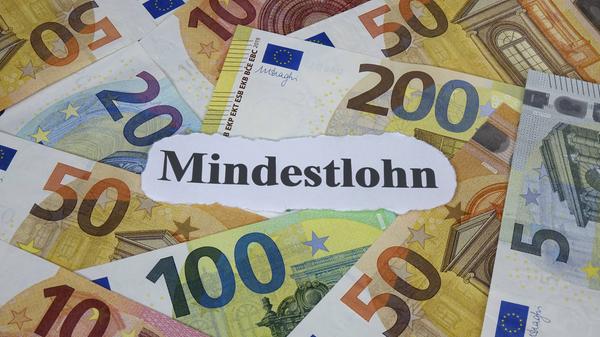 Der Mindestlohn steigt zum 1. Juli um zehn Cent. Jedem Arbeitnehmer stehen dann 9,60 Euro brutto pro Arbeitsstunde zu. Zuvor lag der Mindestlohn bei 9,50 Euro. Pflegefachkräfte mit dreijähriger Ausbildung werden ab dem 1. Juli bundesweit mindestens 15 Euro erhalten.