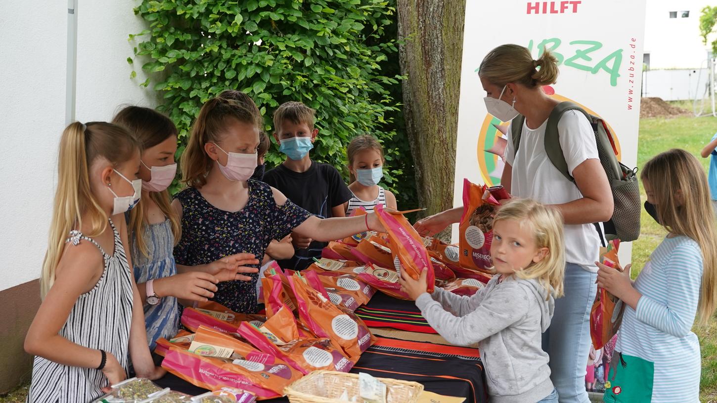 Bei der Aktion Soli-Brot mit Engagement dabei: Die Grund- und Mittelschüler in Weisendorf.  