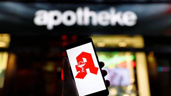 Ab 1. Juli startet die Testphase für das E-Rezept für gesetzlich Versicherte. In der Testregion Berlin und Brandenburg kann dann in den etwa 50 teilnehmenden Arztpraxen und 120 Apotheken statt des Papierrezepts ein digitaler Code auf dem Smartphone als elektronisches Rezept genutzt werden. Damit die Behandlung mit Arzneimitteln sicherer wird, Abläufe in der Arztpraxis und der Apotheke vereinfacht werden und auch die Zettelwirtschaft im Gesundheitswesen reduziert wird, soll ab Januar 2022 das E-Rezept in ganz Deutschland für gesetzlich Versicherte verpflichtend werden. Das blaue Rezept für Privatversicherte gibt es zunächst weiter in Papierform. Hier soll auch die Umstellung auf die elektronische Variante erfolgen, allerdings ist die Entwicklung noch nicht abgeschlossen.