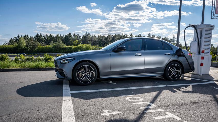 Ergänzend zu den Mildhybriden, die während der Fahrt laden, kommen extern aufladbare Plug-in-Hybride. Ergänzend zu den Mildhybriden, die während der Fahrt laden, kommen extern aufladbare Plug-in-Hybride.
