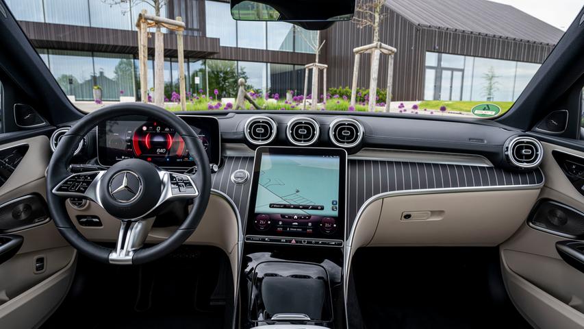 Geradezu spektakulär: C-Klasse-Cockpit mit bis zu 11,9 Zoll großem Touchscreen. Geradezu spektakulär: C-Klasse-Cockpit mit bis zu 11,9 Zoll großem Touchscreen.