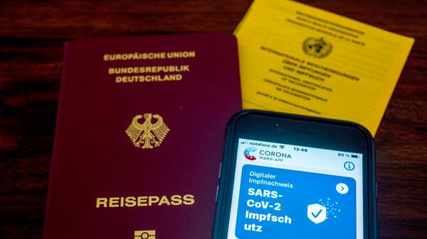 Der digitalisierte Impfpass soll ab 1. Juli das grenzüberschreitende Reisen in der EU erleichtern. Neben allen EU-Ländern gilt das digitale Dokument als Impfnachweis dann auch in Island, Liechtenstein, Norwegen und der Schweiz.