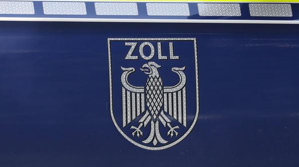 Bei Online-Bestellungen aus Nicht-EU-Ländern fällt ab 1. Juli die bisherige Zollfreigrenze von 22 Euro weg. Dadurch soll der Mehrwertsteuer-Betrug eingedämmt und ausländische Versandhändler steuerlich nicht mehr bevorzugt werden. Ab Juli muss für alle Sendungen aus einem Drittland, zum Beispiel den USA, China oder Großbritannien, eine Zollanmeldung abgegeben werden. Diese Aufgabe übernimmt in der Regel der Beförderer der Waren, also der zuständige Post- beziehungsweise Kurierdienst.