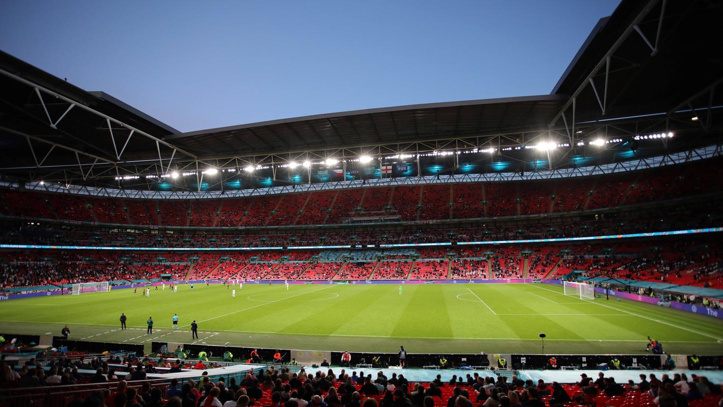 Hier ist es noch überschaubar, das Wembley-Stadion. Zum Finale der Europameisterschaft werden hier aber 60.000 Fans erwartet.
Hier ist es noch überschaubar, das Wembley-Stadion. Zum Finale der Europameisterschaft werden hier aber 60.000 Fans erwartet.