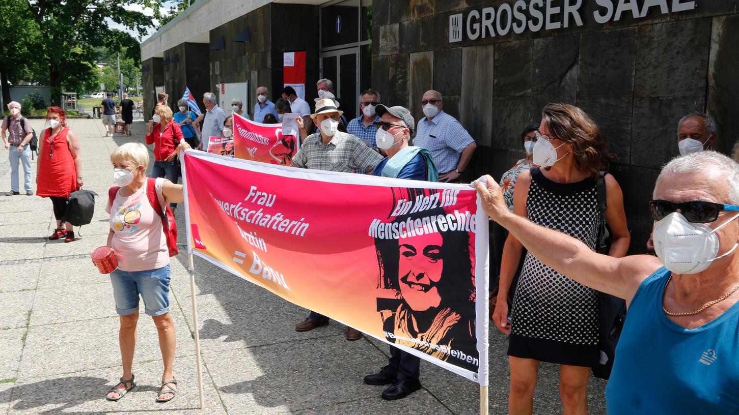 Mahnwache Nummer 28: Diesmal demonstrierten die Büyükavci-Unterstützer vor der Meistersingerhalle, weil dort die Stadtratssitzung stattfand. 