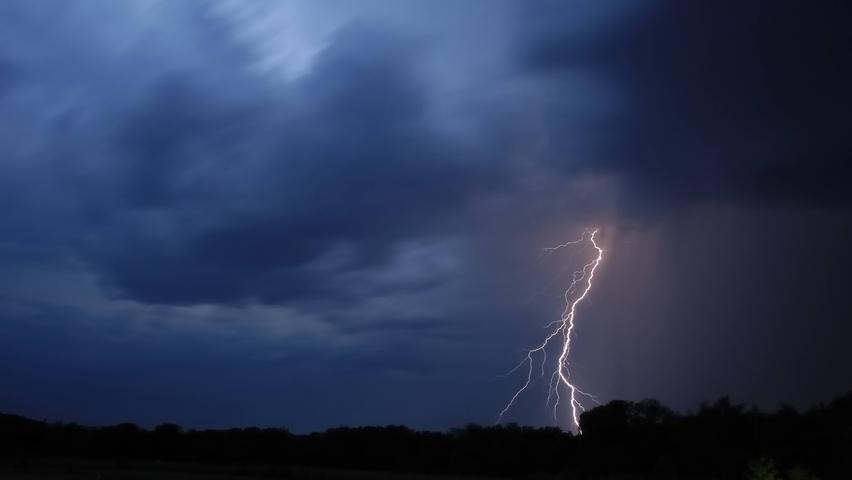 Krach am Sonntagabend: Starkregen und Gewitter über der Region Krach am Sonntagabend: Starkregen und Gewitter über der Region