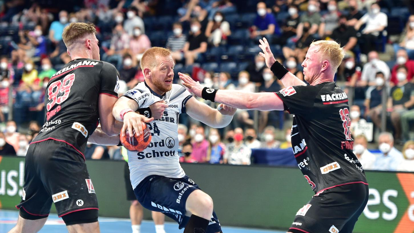 Beinahe! Erlangens Stefan Bauer und Sebastian Firnhaber stoppten das Spitzenteam aus Flensburg fast.