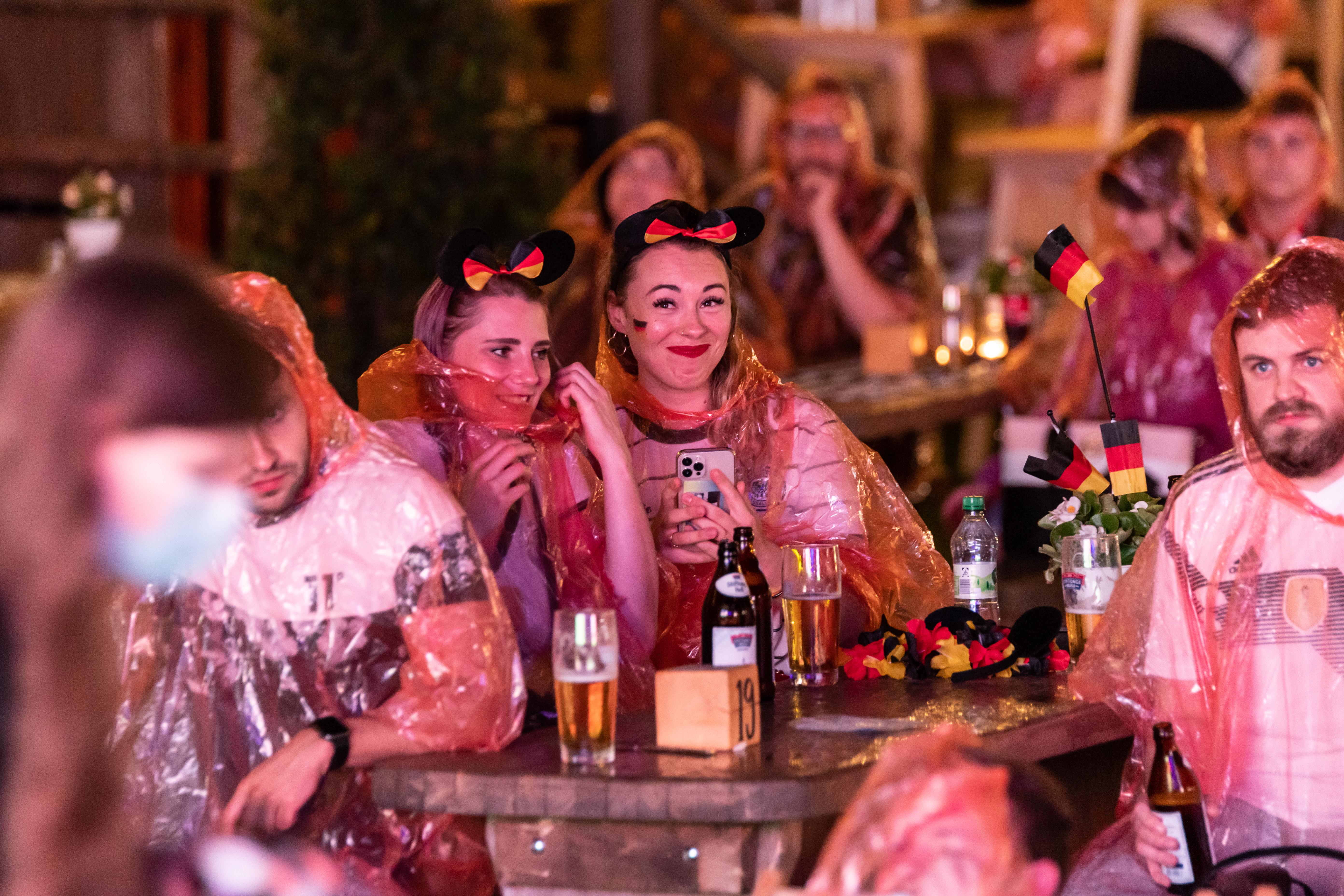 Regencapes, Schirme und Feiereien: Die Nürnberger Fans verfolgen das DFB-Team im Public Viewing