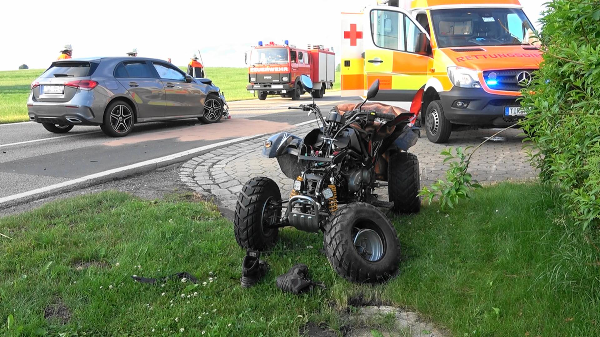 Quad kracht in Mercedes: Hubschrauber bringt jugendliche Fahrerin schwerstverletzt ins Krankenhaus