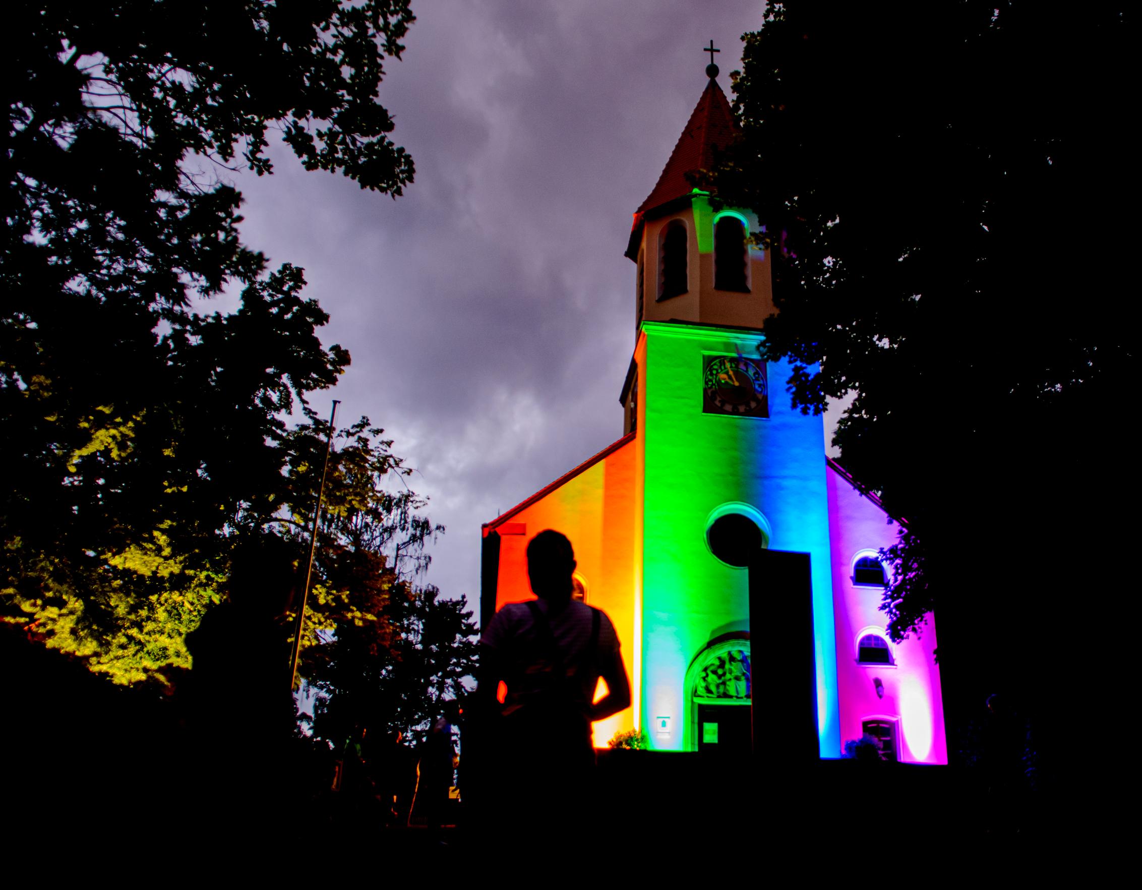 Kirchen, Rathäuser und mehr: Die Region leuchtet in Regenbogenfarben