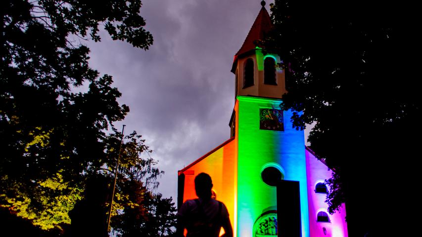 Kirchen, Rathäuser und mehr: Die Region leuchtet in Regenbogenfarben