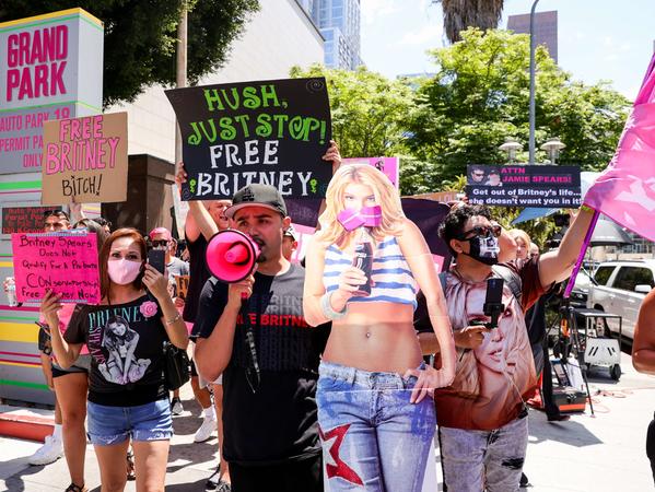 "FreeBritney"-Aktivisten unterstützen mit ihrem Protest die Forderungen der Sängerin Britney Spears, die Vormundschaft durch ihren Vater und Betreuer aufzuheben.