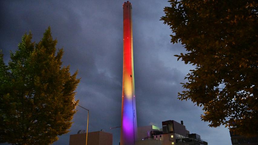 Der Turm der Erlanger Stadtwerke leuchtete ebenfalls in den Farben des Regenbogens.
