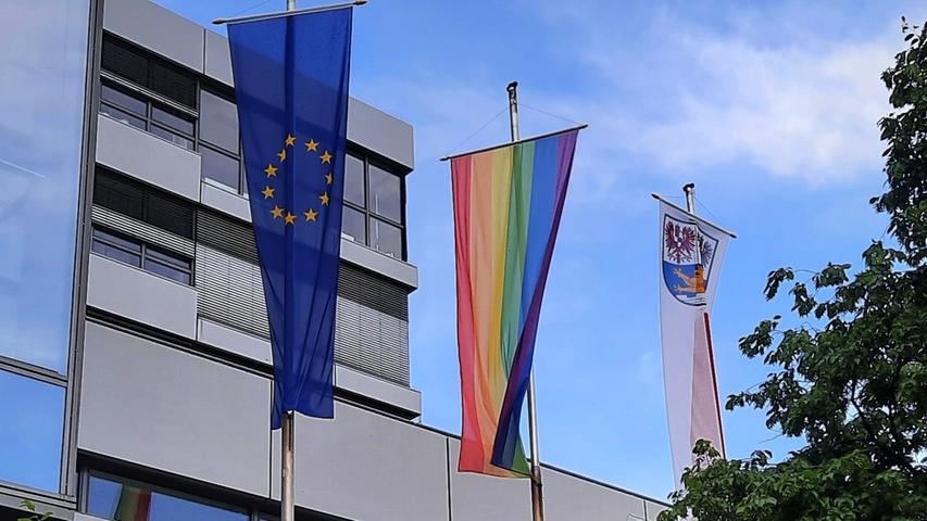 Und auch die Stadt Erlangen positioniert sich und hisst eine Regenbogenflagge vor dem Rathaus.
