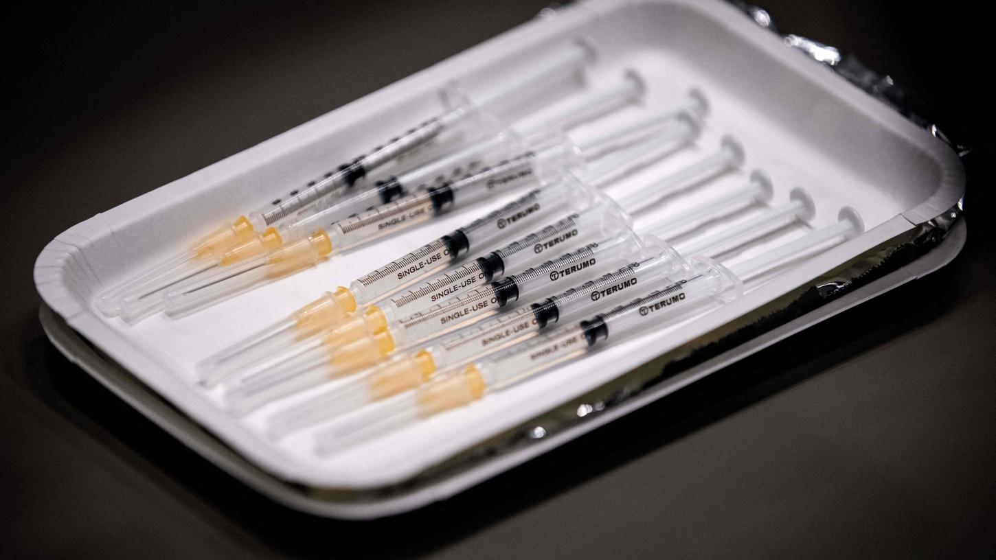Spritzen und Nadeln, die mit dem Moderna-Impfstoff gegen Covid-19 gefüllt sind, sind für die Verabreichung bereit.