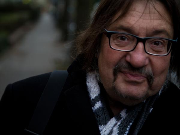 Manfred Maurenbrecher hat ein Buch über das Liedermachen in den 80er Jahren geschrieben. Manfred Maurenbrecher hat ein Buch über das Liedermachen in den 80er Jahren geschrieben.