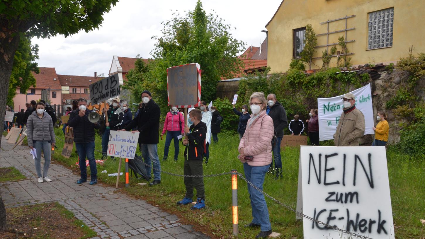 Schon im Mai demonstrierten Gegner des ICE-Werks in Harrlach.