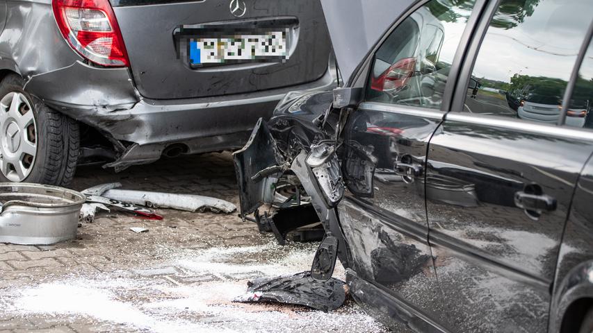 Unfall am Nordwestring: Smart beschädigt parkende Autos in Nürnberg