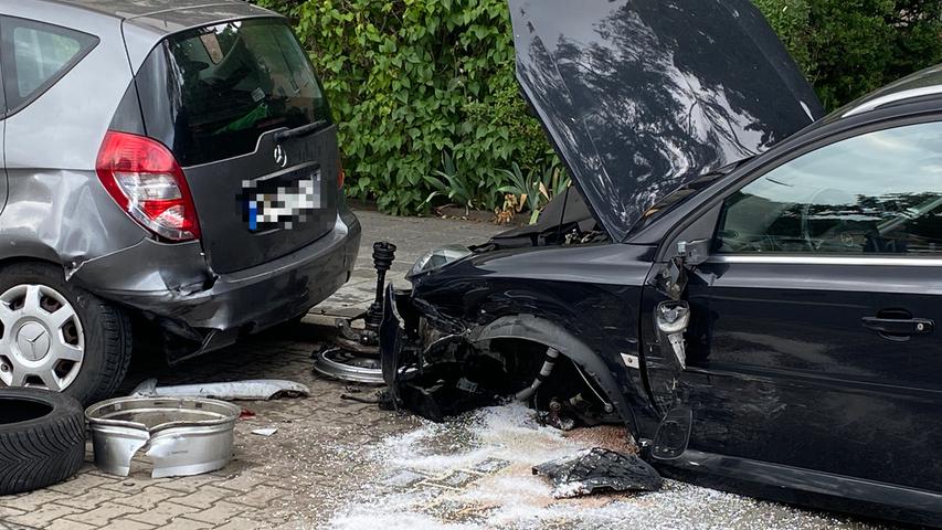 Unfall am Nordwestring: Smart beschädigt parkende Autos in Nürnberg