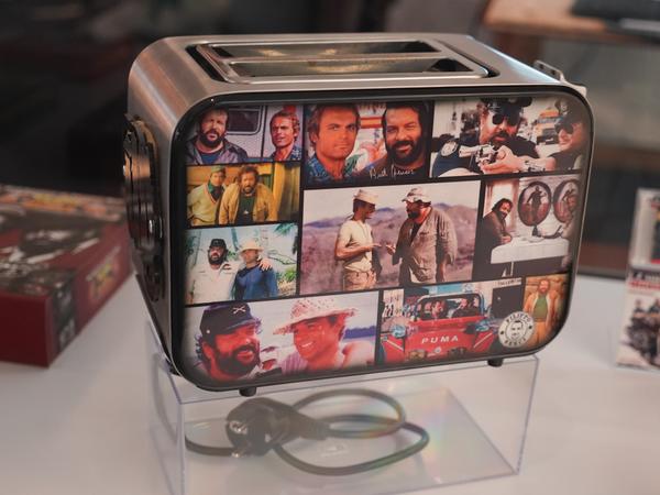 Ein Toaster, auf dem Fotos von einigen Szenen aus Bud Spencer und Terence Hill Filmen zu sehen sind, ist im Bud Spencer Museum ausgestellt.