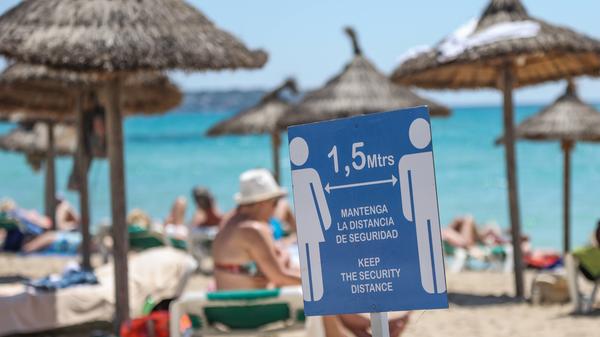 Auch Spanien war wie Portugal lange besonders heftig betroffen, der Tourismus brach in sich zusammen. Radikale Maßnahmen führten zu besonders niedrigen Inzidenzwerten, so dass etwa Mallorca als eines der ersten Reiseziele Urlauber empfangen durfte. Nun ist die Sieben-Tage-Inzidenz leicht angestiegen und liegt mittlerweile bei knapp über 50. Die Delta-Mutation wurde bei jeder zehnten Neuinfektion mit Corona nachgewiesen, auch hier ist die Tendenz steigend. Die Lage ist aber längst nicht so brisant wie in Portugal. Auch in Spanien gibt es keine Überlegungen, den Tourismus einzudämmen. Die Einreise nach Spanien ist aus Deutschland leicht möglich. Die Behörden registrieren jedoch einen Anstieg der Corona-Fälle in beliebten Touristengebieten – insbesondere auf den Kanarischen Inseln. Der Sieben-Tage-Wert auf Teneriffa hat sich im Zeitraum vom 31. Mai bis zum 20. Juni mehr als verdoppelt. Ob das jedoch auf die Ausbreitung der Delta-Variante zurückzuführen ist, ist nicht klar. Bei unserem Spanien-Quiz können Sie Ihr Wissen über das Land testen. Hier geht's zum Spiel.