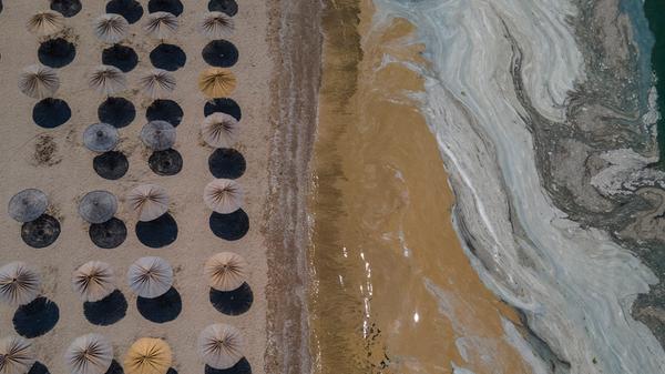 Das Land litt besonders unter dem Ausbleiben der Touristen, nun liegt die Corona-Inzidenz in der Türkei bei etwas unter 50. Die Delta-Mutation wurde dort bislang nur bei knapp zwei Prozent der Corona-Fälle nachgewiesen, man weiß aber nicht, wie belastbar diese Zahl ist. Das Land bleibt jedenfalls Corona-Risikogebiet. Reisende, die aus der Türkei nach Deutschland zurückkehren, müssen sich daher zehn Tage in häusliche Quarantäne begeben. Die Quarantäne kann jedoch über den Nachweis einer vollen Impfung, einer Genesung oder eines negativen Coronatests sofort beendet werden.