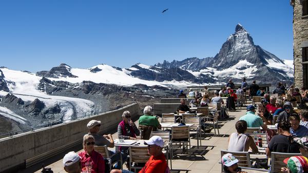 Reisen in die Schweiz sind möglich, das ganze Land gilt nicht mehr als Risikogebiet. Aktuelle Inzidenz: 14,5 Infizierte je 100.000 Einwohner in den letzten sieben Tagen. Die Impfkampagne kommt in der Schweiz mangels Impfbereitschaft aber langsam ins Stocken, gleichzeitig ist die gefährlichere Delta-Variante auf dem Vormarsch. Zwar ist fast jede dritte Person in der Schweiz vollständig geimpft, doch die Delta-Variante macht inzwischen in der Schweiz rund zehn Prozent aller Fälle aus. Die Schweiz befindet sich angesichts der Zahlen derzeit in einem Wettlauf, möglichst rasch möglichst viele Menschen vollständig zu impfen. Von einreisende Personen wird kein negativer Corona-Test verlangt. Des Weiteren wird ein Einreiseformular benötigt.