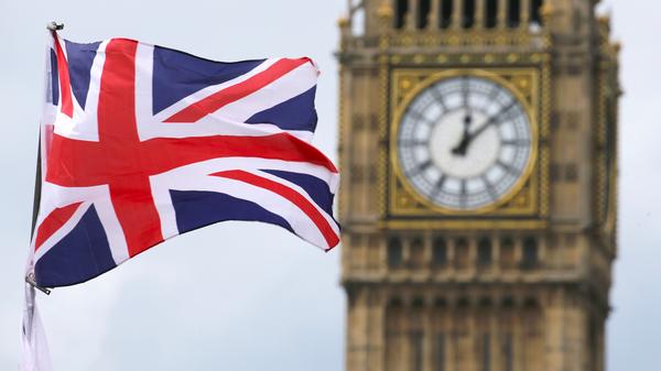 Am schlimmsten ist die Situation derzeit in Großbritannien, daher müssen sich Einreisende aus der EU derzeit zunächst zehn Tage isolieren und zwei kostenpflichtige Corona-Tests buchen. Denn mehr als 90 Prozent der neuen COVID-Fälle sind auf die Delta-Variante zurückzuführen. Bis 19. Juli sollen zwei Drittel der Briten vollimmunisiert sein. Die täglichen Coronavirus-Fälle in Großbritannien haben sich im letzten Monat auf rund 10.000 pro Tag verfünffacht. Die Todesfälle sind aber nicht signifikant gestiegen. Zudem haben laut offizieller Statistik in Großbritannien 80 Prozent der Erwachsenen bereits Antikörper gegen das Coronavirus.