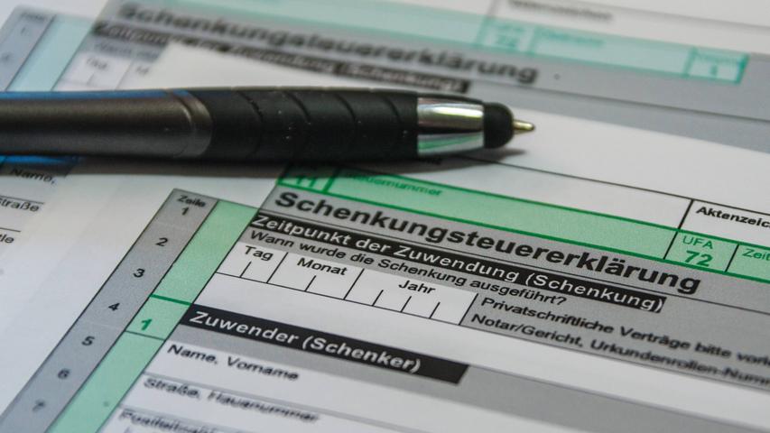 Eine Schenkung muss dem Finanzamt gemeldet werden. Eine Schenkung muss dem Finanzamt gemeldet werden.