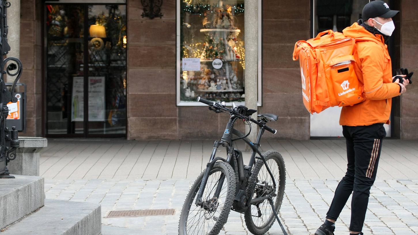 Nach den am Donnerstag veröffentlichten Urteilen muss Lieferando den Klägern jeweils ein Fahrrad und ein Smartphone stellen.
