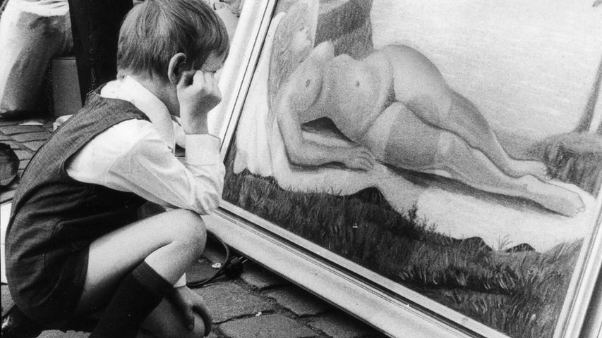 Großes Interesse: Ein Junge betrachtet im Jahr 1973 ein Gemälde, das eine nackte Frau zeigt.