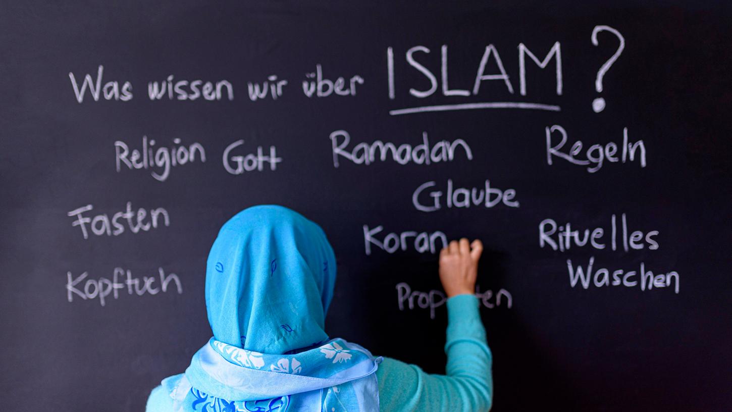 Die Frage, wie der Religionsunterricht für die muslimischen Kinder in Bayern abgehalten wird, beschäftigt die Politik schon seit langer Zeit. Ab dem nächsten Schuljahr könnte voraussichtlich der Islamunterricht als fest etabliertes Wahlpflichtfach angeboten werden.