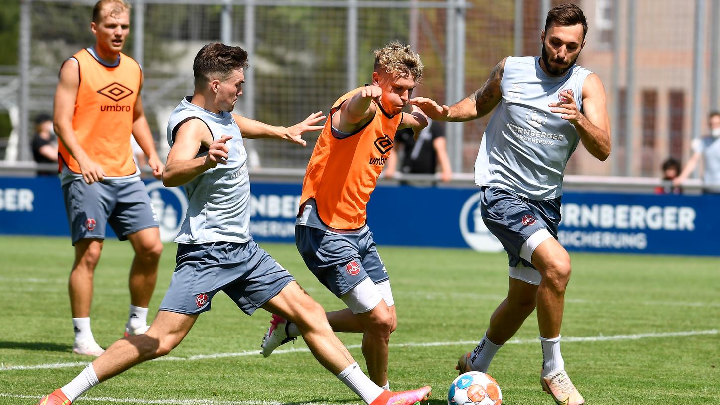 In den Trainingsbetrieb ist der 1. FC Nürnberg schon wieder eingestiegen - in gut vier Wochen beginnt dann schon wieder der Ernst des Lebens für Hack, Schleusener und Co. In den Trainingsbetrieb ist der 1. FC Nürnberg schon wieder eingestiegen - in gut vier Wochen beginnt dann schon wieder der Ernst des Lebens für Hack, Schleusener und Co.