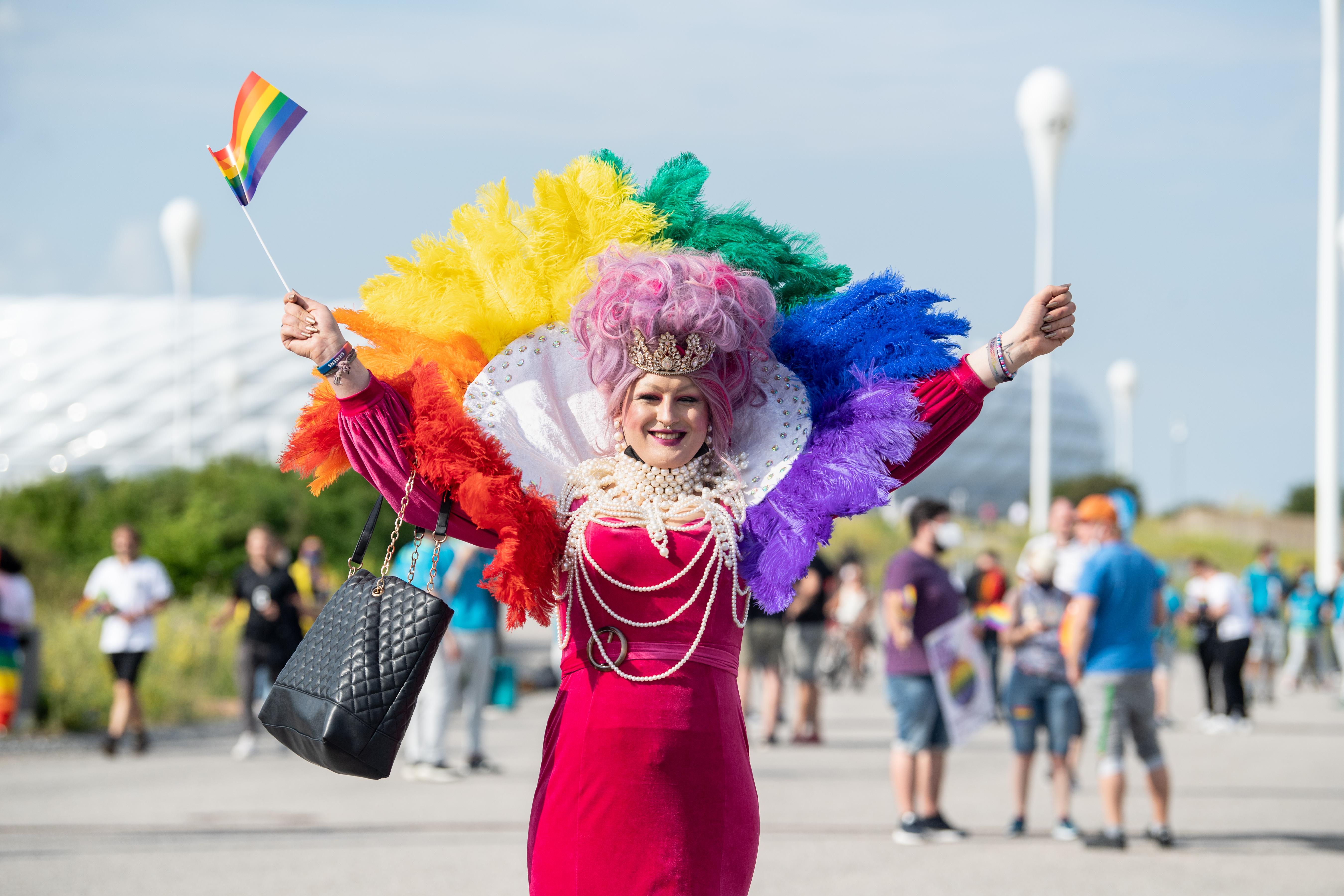 Während Münchner EM-Spiel: Nürnberger Dragqueen mit Regenbogen-Aktion