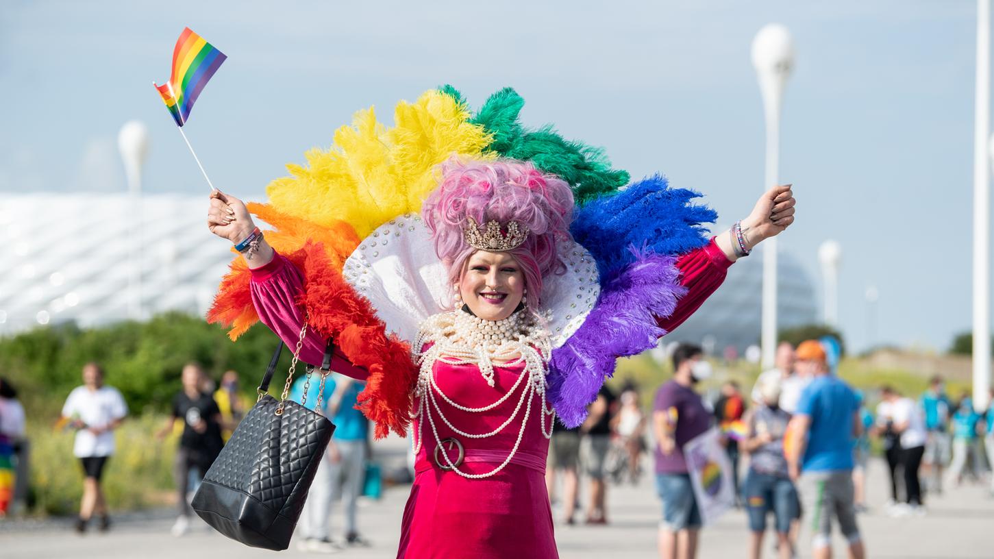 Während Münchner EM-Spiel: Nürnberger Dragqueen mit Regenbogen-Aktion Während Münchner EM-Spiel: Nürnberger Dragqueen mit Regenbogen-Aktion