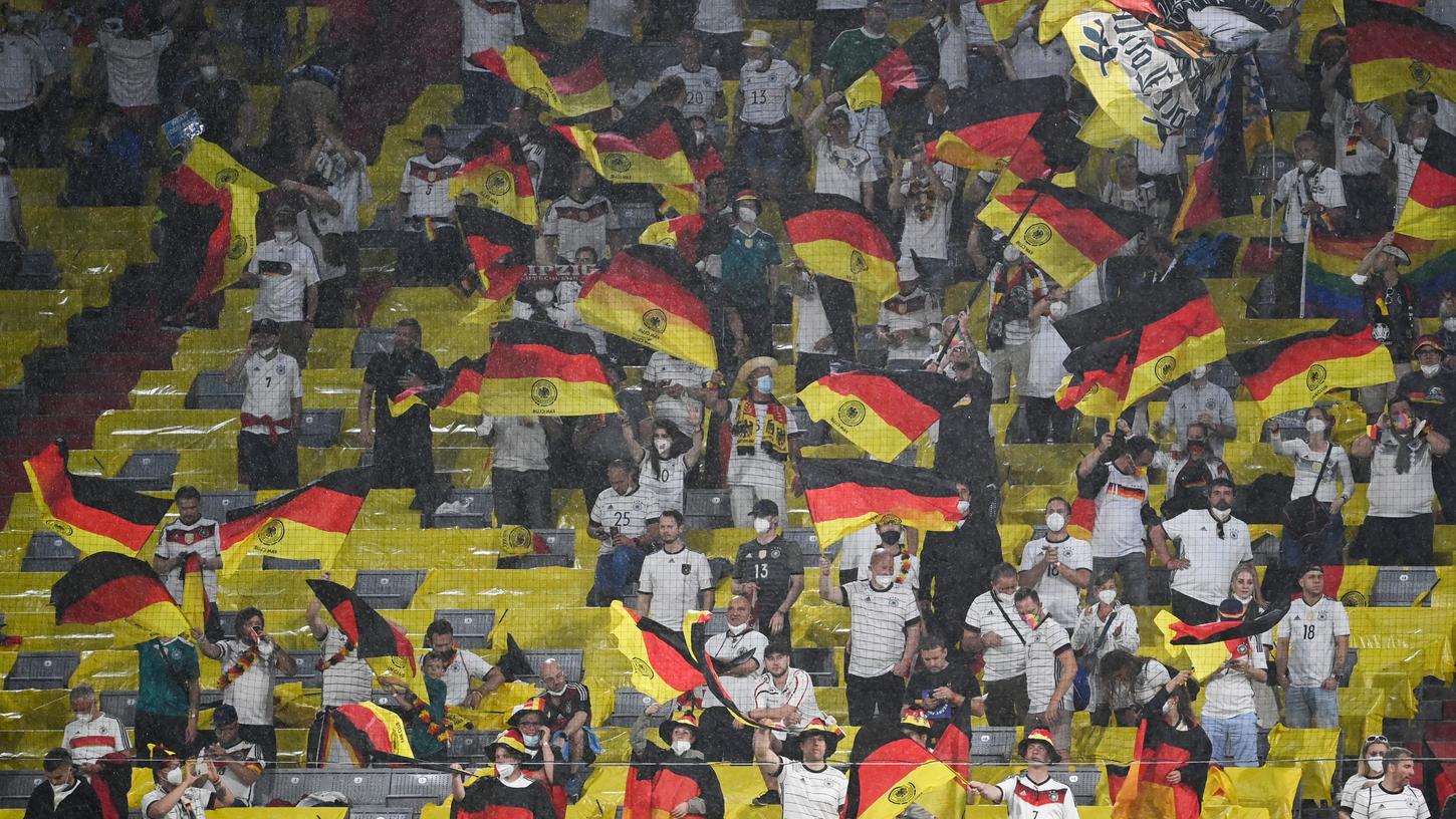 Zuletzt gab es Ärger um Fans, die sich in München nicht allzu genau an die Maskenpflicht im Stadion hielten.
Zuletzt gab es Ärger um Fans, die sich in München nicht allzu genau an die Maskenpflicht im Stadion hielten.