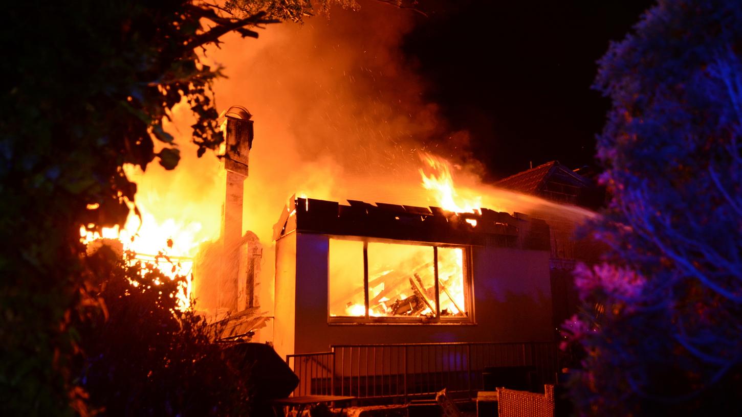 Wohnhaus brannte lichterloh: Nächtlicher Großeinsatz in Fürth Wohnhaus brannte lichterloh: Nächtlicher Großeinsatz in Fürth