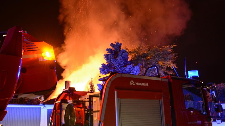 Großbrand in Fürth: Wohnhaus stand in Flammen